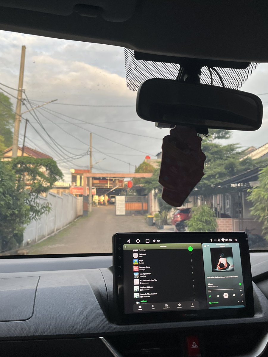 moonierrrps's tweet photo. morn' w alleen by @SHTHEBAND 
(bonus pic ma bassist nya wkakska, thanks ka kelvin 😆🤍) https://t.co/v7PRkTyb6d