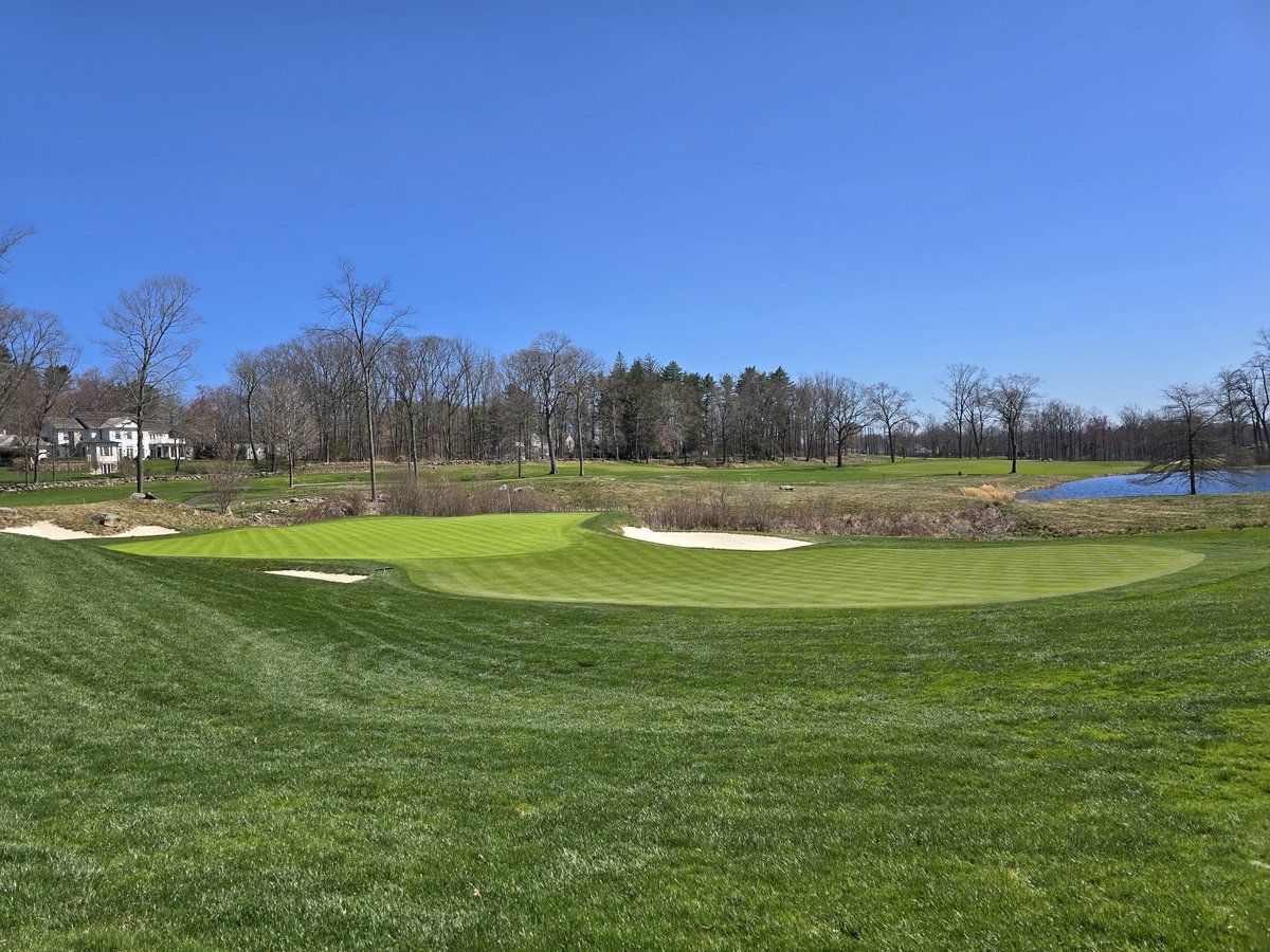 TisaiSitole's tweet image. Greenkeeper and love my profession which supports my family. Thank you for the wishes,was touched by my daugters wishes message and got into tears #worklifebalance  Everytime we on the golf course working and the early morning starts,boils down to looking after our loved ones.