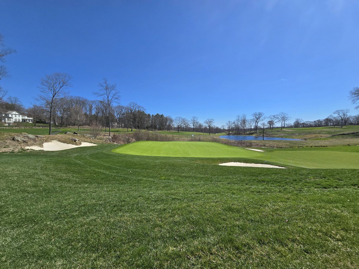 TisaiSitole's tweet image. Greenkeeper and love my profession which supports my family. Thank you for the wishes,was touched by my daugters wishes message and got into tears #worklifebalance  Everytime we on the golf course working and the early morning starts,boils down to looking after our loved ones.