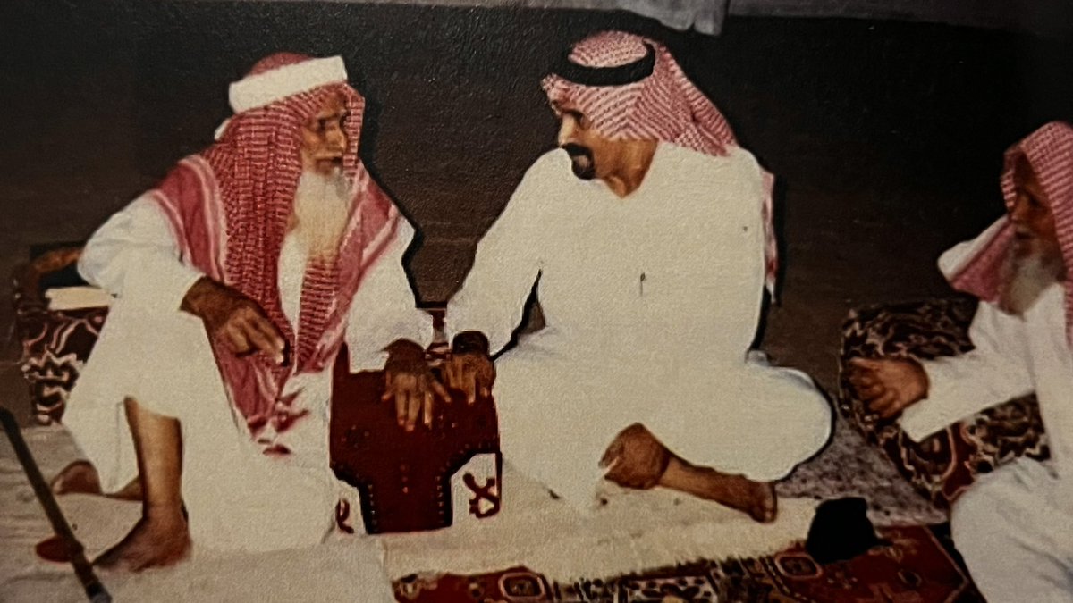 bnzaid511's tweet photo. الشيخ الحميدي بن مفرح بن شارع بن هليمة من أعمدة قبائل الجزيرة العربية وشيخ قبيلة بني ثور من #سبيع رحمه الله تظهر صوره له مع الباحث والصحفي الشهم عبدالله بن سعد الحضبي الثوري  في إحدى لقاءاته الصحفية. https://t.co/kaPEfUv05F