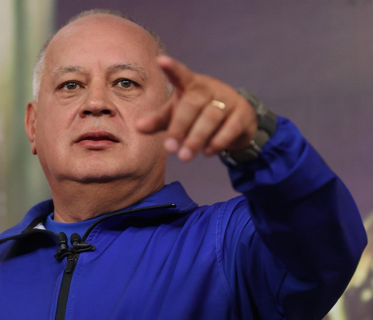 ConElMazoDando's tweet photo. #AbrilVictoriaDeLaPaz

📰 Abril de victoria y verdad: el chavismo se fortalece frente a la mentira

Con la moral en alto y un mensaje centrado en la unidad, el secretario general del PSUV y ministro del Poder Popular para Relaciones Interiores, Justicia y Paz, Diosdado Cabello Rondón, desarrolló la editorial del programa 566 de Con el Mazo Dando, reafirmando la verdad, la cohesión interna y la paz como pilares del momento político.

También posicionó como mensaje clave la etiqueta:
👉 #AbrilVictoriaDeLaPaz

⸻

🔥 Guerra mediática y oposición sin moral

Desde el inicio, Cabello denunció una ofensiva comunicacional contra el chavismo, señalando a sectores opositores como responsables de una campaña sostenida de desinformación.

Se refirió a rumores sobre su persona —incluyendo supuestas muertes o salidas del país— como parte de una estrategia dirigida a:
 • Desmoralizar
 • Generar confusión
 • Intentar fracturar la unidad

Afirmó que estos actores:
 • No rectifican
 • No asumen errores
 • Responden a intereses económicos

Y advirtió que el pueblo venezolano ha desarrollado capacidad para identificar estas maniobras.

⸻

🤝 Unidad revolucionaria como respuesta

Frente a ese escenario, el planteamiento fue directo: fortalecer la unidad como principal defensa política.

Cabello insistió en que:
 • La cohesión del chavismo es clave
 • El discurso debe sostenerse en la verdad
 • El interés colectivo debe prevalecer sobre lo individual

Reafirmó una lógica interna de protección mutua dentro del movimiento.

⸻

⚖️ Oposición: contradicción y desgaste político

Durante la editorial, cuestionó el comportamiento de la oposición, señalando:
 • Reconocen instituciones solo cuando les favorecen
 • Desconocen resultados cuando son adversos
 • Mantienen discursos contradictorios

Criticó además recientes narrativas políticas que calificó como incoherentes, especialmente en torno a la legitimidad del poder Ejecutivo.

A su juicio, estos sectores promueven:
 • Escenarios de caos
 • Narrativas de crisis
 • Climas de confrontación

⸻

🛡️ El chavismo como factor de estabilidad

Uno de los ejes centrales fue la afirmación de que el chavismo se mantiene como garante de la estabilidad del país.

Cabello sostuvo que:
 • Venezuela se mantiene en paz
 • Esa paz es resultado del pueblo y de su conducción política
 • Se ha resistido a múltiples intentos de desestabilización

Dejó claro que esa vocación de paz no implica debilidad.

⸻

📆 Abril y la memoria del 2002

La editorial incluyó un repaso de los hechos de abril de 2002, destacando:
 • El rol de los medios en la construcción de una narrativa paralela
 • La censura y manipulación informativa
 • La rápida respuesta popular y militar

También hizo énfasis en:
 • Episodios de traición interna
 • El papel del poder como factor de quiebre en algunos actores

Reivindicó ese momento como una referencia histórica vigente.

⸻

📰 Medios y manipulación

Cabello señaló directamente a medios privados como actores políticos durante el golpe de 2002, acusándolos de:
 • Ocultar información relevante
 • Alterar la percepción pública
 • Operar en función de intereses específicos

Relató situaciones en las que se forzó la transmisión de información en medio del conflicto.

⸻

🌴 Semana Santa 2026: movilización y normalidad

Como parte del análisis actual, presentó un balance de Semana Santa:
 • Más de 13 millones de personas movilizadas
 • Incremento respecto al año anterior
 • Actividades desarrolladas en tranquilidad

Resaltó:
 • Presencia masiva en espacios turísticos y religiosos
 • Coordinación entre instituciones del Estado

También reconoció el despliegue de más de 229 mil funcionarios en todo el territorio.

Conclusión: una jornada que refleja normalidad y estabilidad.

⸻

⛪ Expresión de fe y crítica al oportunismo

Destacó la participación del pueblo en actividades religiosas y cuestionó intentos de:
 • Utilizar esos espacios con fines políticos

Reafirmó que la fe del pueblo es una manifestación auténtica y no manipulable.

⸻

📢 Rumores y desinformación reciente

Cabello abordó versiones difundidas recientemente sobre decisiones del Ejecutivo, incluyendo:
 • Supuestas renuncias
 • Cambios políticos inexistentes

Las calificó como:
 • Especulación sin sustento
 • Parte de una dinámica reiterada

Señaló que quienes difunden estas versiones no asumen responsabilidades cuando fallan.

⸻

🚶‍♂️ Poder popular y movilización

Anunció movilizaciones en el marco de los 20 años de la Ley de Consejos Comunales, recordando que:
 • La oposición intentó anular esa legislación
 • El modelo chavista promueve la organización popular

Indicó que las movilizaciones responden a convicciones propias, no a reacción frente a terceros.

⸻

🧠 Visión social y política

Cuestionó la visión de sectores opositores hacia el pueblo, señalando una desconexión con la realidad social.

En contraste, reafirmó que:
 • El chavismo se construye desde lo popular
 • La participación es un eje estructural del modelo

⸻

🔴 Cierre: unidad, verdad y paz

La editorial cerró reafirmando tres líneas fundamentales:
 • Unidad como elemento central
 • Verdad como base del discurso
 • Paz como resultado político

Todo ello sintetizado en la consigna:

#AbrilVictoriaDeLaPaz

@dcabellor