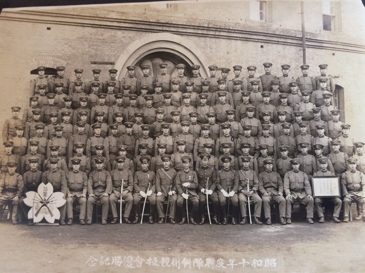 こんにちは、世界のみなさん

これらの写真は1935年頃の祖父と戦友のものです。
祖父は近衛師団に所属していました。

笑っている写真は珍しいかもしれません♪