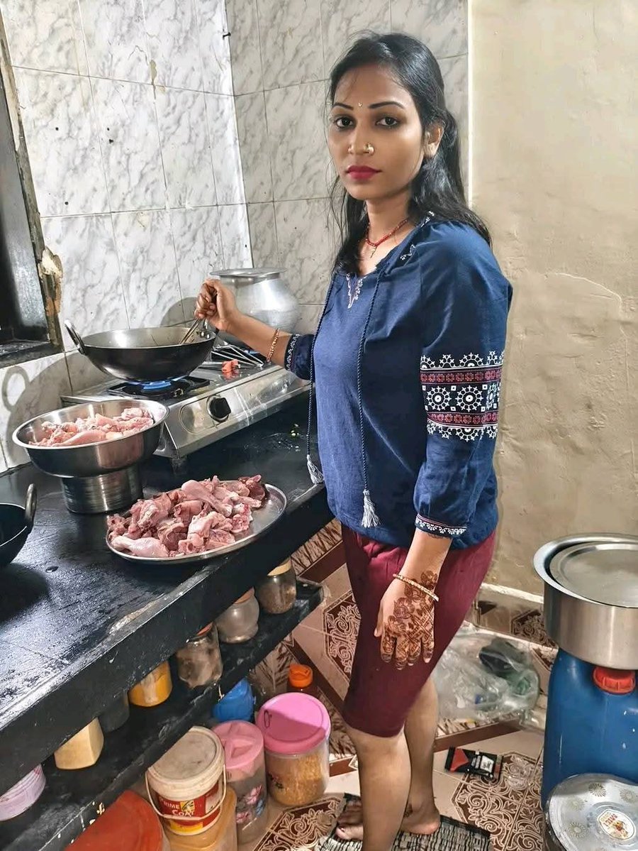 उफ्फ सुबह सुबह असलम जी <a href="/ansariji76/">असलम अंसारी........</a> गोस्त ले 
कर आ गए फिर मेरे पति जी <a href="/hluli_pandit/">cucky rohit pandit</a> कहने लगे तुम इनकी 
सेवा करो मै चला मजदूरी करने
आज मम्मी जी भी घर
पर नहीं है
सोच रही हु भैया <a href="/sumitmishr82508/">sumit mishra</a>  को 
बुला लु........
😝