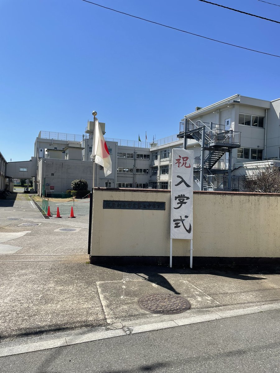 musamura1963's tweet photo. 昨日の小学校入学式に引き続き、母校である武蔵村山市立第三中学校第５２回入学式に来賓として、出席してまいりました。
７６名の少し大きめの制服を着た新一年生が、やや緊張気味に新たな学校生活を迎えました。 https://t.co/9lX068YIQ2