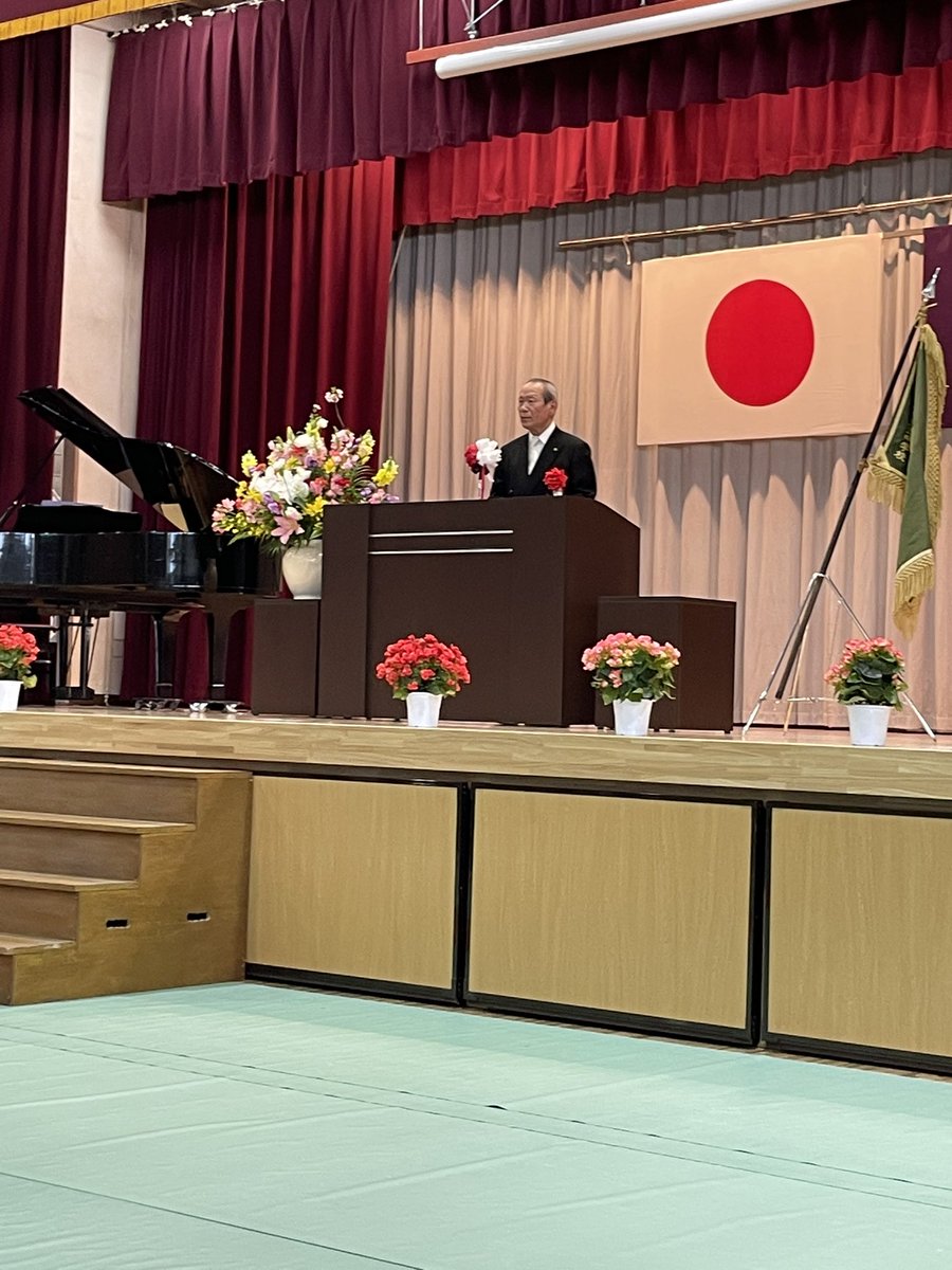 昨日の小学校入学式に引き続き、母校である武蔵村山市立第三中学校第５２回入学式に来賓として、出席してまいりました。
７６名の少し大きめの制服を着た新一年生が、やや緊張気味に新たな学校生活を迎えました。