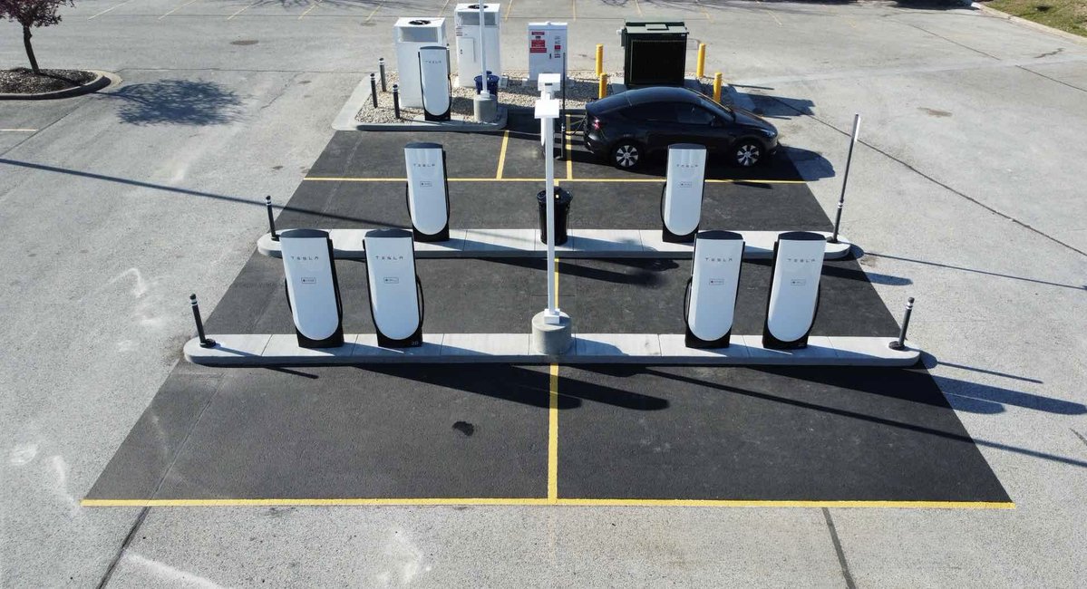 Tesla Charging tweet media