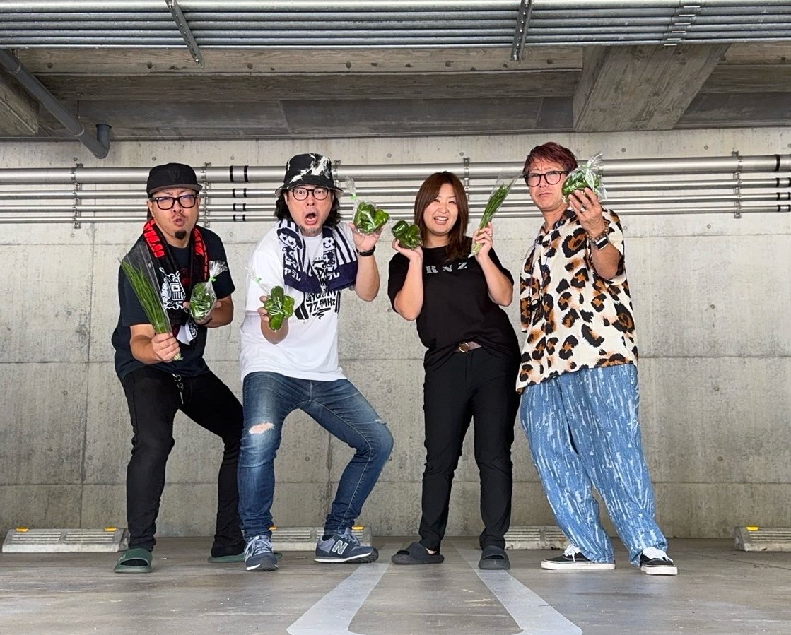 kazamachifes's tweet photo. 本日13:20頃に #ラヂオ気仙沼 様におじゃまして気仙沼風待ちフェスの事をお話しさせて頂きます!
で!今日は私一人ではなく、私がドラムを担当しており、今回のフェスにも出演する #SKIPJACK オールメンバーでの出演(笑)はたしてどうなるか(笑)
お聴き逃しなく😆
#ぎょっと #風待ちフェス #気仙沼 https://t.co/iXJ3FQXr5Z