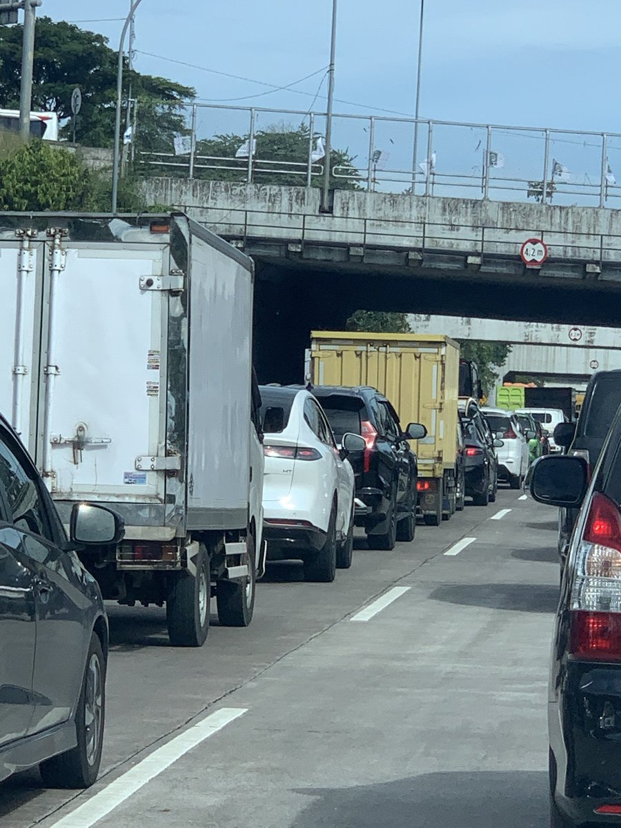 SonoraFM92's tweet image. #LalinSonora 08.45 info @sokiesaputra : Tol Cijago KM 42+800 arah Desari #macet