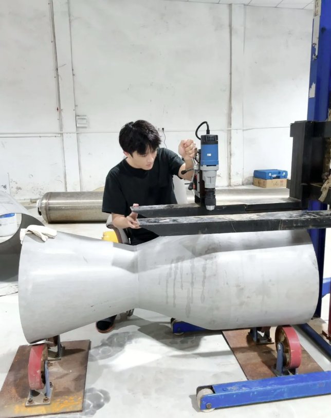 MetaGuangdong's tweet image. Innovation takes flight in Shenzhen! 🚀 A Gen-Z entrepreneur has successfully launched a self-developed liquid rocket, setting a new local record and pushing the boundaries of low-cost space tech. 
🛰️
#Shenzhen #SpaceTech #Innovation #GenZ #Startup