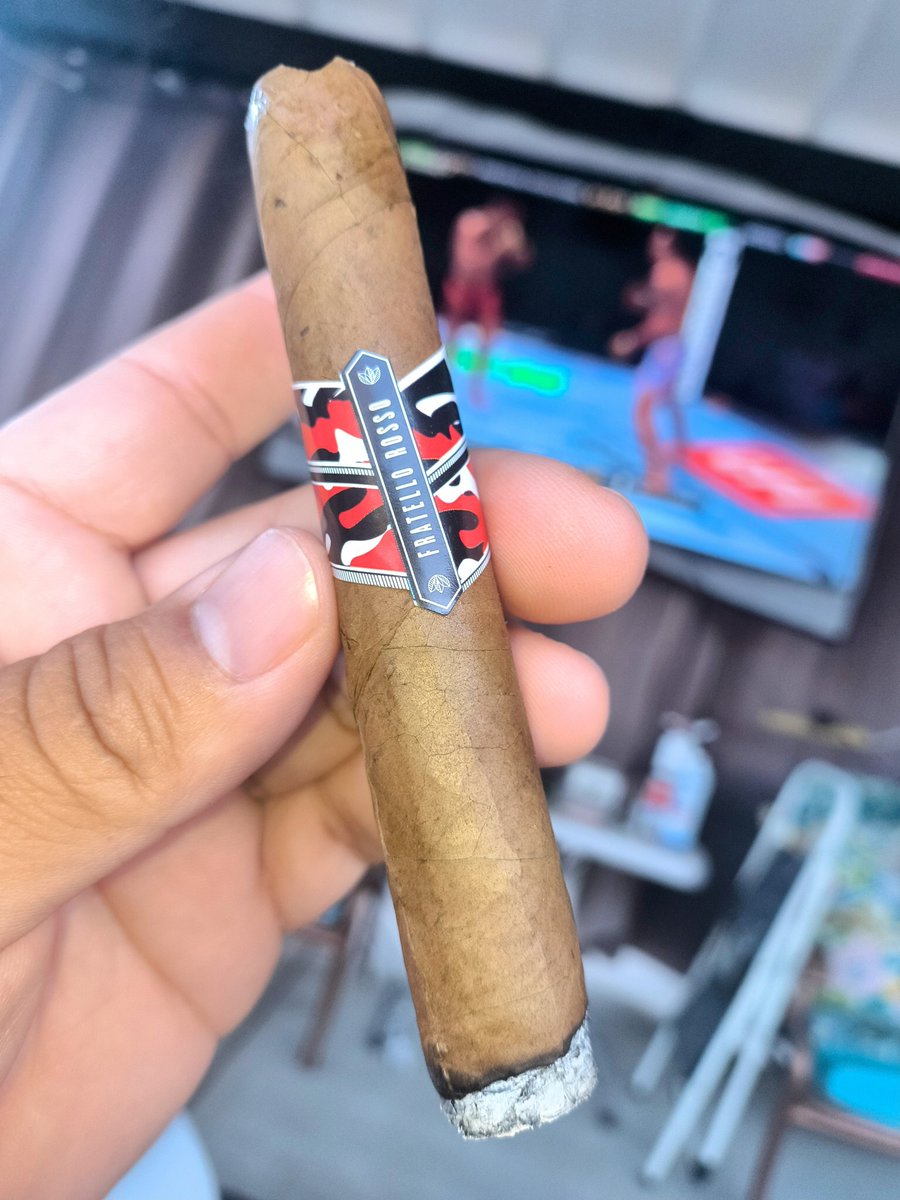 PuffSmokeNAsh's tweet photo. Puffin this 2020 @Fratellocigars Camo Rosso in the #BackyardLounge 🤤🤤🤤🤤🤤🤤🤤🤤🤤🤤🤤🤤💥🧨 https://t.co/BtCHbPfX2Y