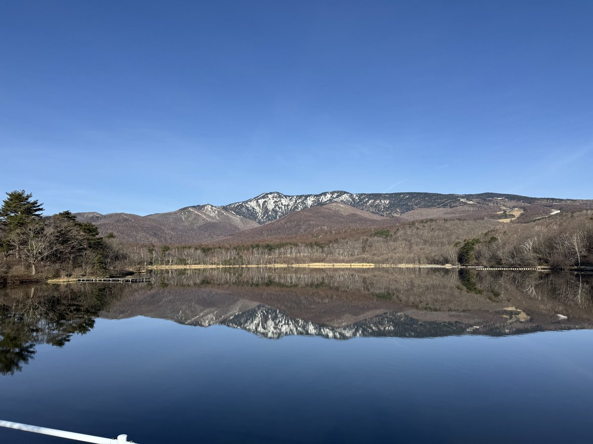 Tsumagoi2851's tweet photo. 風の強い高原で強運発揮。
こんなに穏やかな湖面、なかなかないです
#バラギ湖 #逆さ四阿 #四阿山 https://t.co/L33RBZXA7D
