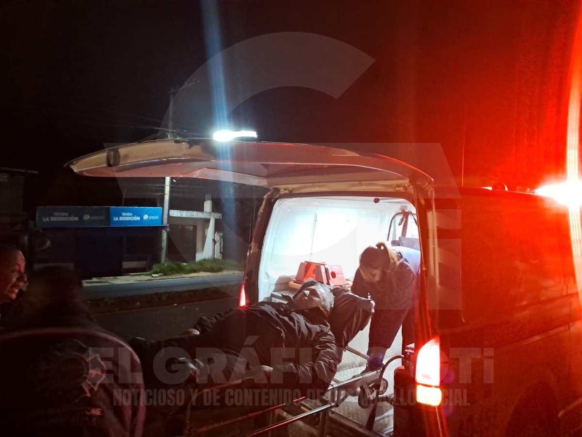 ElGraficoGT's tweet photo. Esta Noche:
Dos motoristas sufren accidente de tránsito en el kilómetro 31.5 ruta interamericana jurisdicción de San Bartolomé Milpas Altas, Sacatepéquez. #CBMD trasladan a uno de ellos herido.
https://t.co/bnFE7X66hf
#ElGráficoGT https://t.co/Y1GuuggIIK