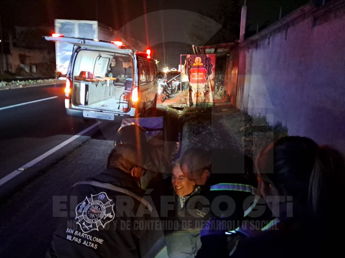 ElGraficoGT's tweet photo. Esta Noche:
Dos motoristas sufren accidente de tránsito en el kilómetro 31.5 ruta interamericana jurisdicción de San Bartolomé Milpas Altas, Sacatepéquez. #CBMD trasladan a uno de ellos herido.
https://t.co/bnFE7X66hf
#ElGráficoGT https://t.co/Y1GuuggIIK