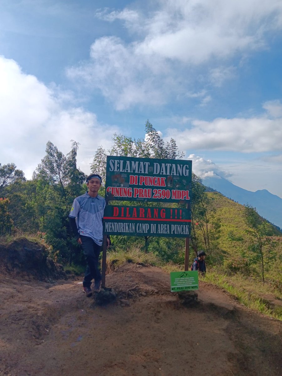 widiajiA's tweet photo. dari 5x kunjungan ke prau, baru kali ini mau menyempatkan diri foto di puncak tertinggi 😶 https://t.co/k1eVmXGiqy