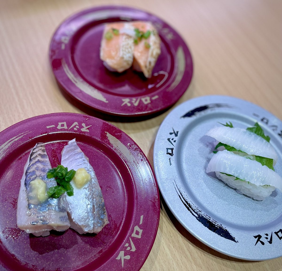 jun_jalan_jalan's tweet photo. 恥ずかしながら、始めて来たの、私✨
結構、と言うかだいぶ美味しくて🤤
ビビったわよ✨すごいわ、スシロー🍣✨ https://t.co/xhd9W3cpGV