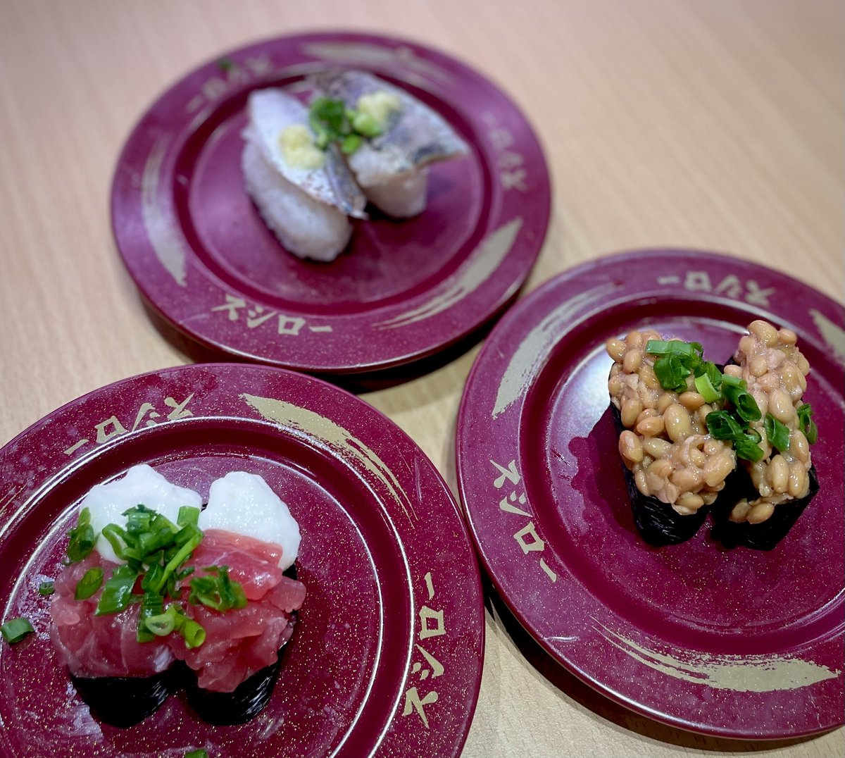 jun_jalan_jalan's tweet photo. 恥ずかしながら、始めて来たの、私✨
結構、と言うかだいぶ美味しくて🤤
ビビったわよ✨すごいわ、スシロー🍣✨ https://t.co/xhd9W3cpGV