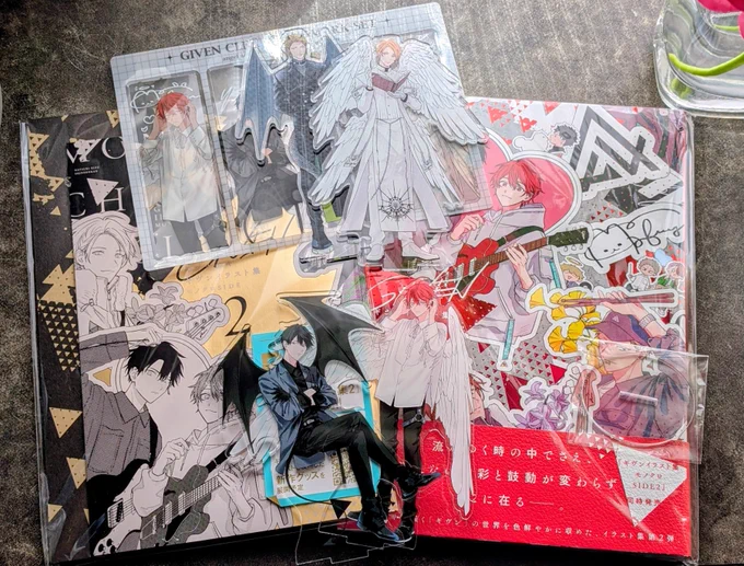 キヅナツキ先生からギヴンのグッズと画集送ってもらった!!!!!!嬉し〜〜 ありがとうキヅナツキ先生