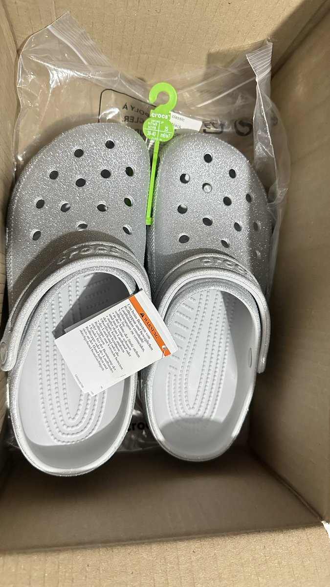Appleresss's tweet photo. ส่งต่อ Crocs classic glitter(สี เทา) 
ป้าย ถุง แท้กครบคับ
Size : m7 /w9 (39-40)
Price: 590฿ 
Free shipping 
พต เดมได้เลยคับ

#ส่งต่อcrocs #crocs #ส่งต่อcrocs #ส่งต่อรองเท้ามือสอง #ส่งต่อรองเท้า #รองเท้าcrocs #ส่งต่อเสื้อผ้า #ส่งต่อเสื้อผ้ามือ2 https://t.co/F3rfH58ig1