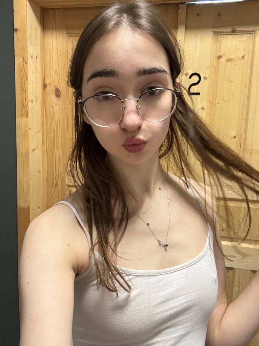 PollyBeeXO's tweet photo. I’m a single mom looking for a fuck buddy.. Mind u i want it to be a secret. 🤐 https://t.co/tYCBELXvKp