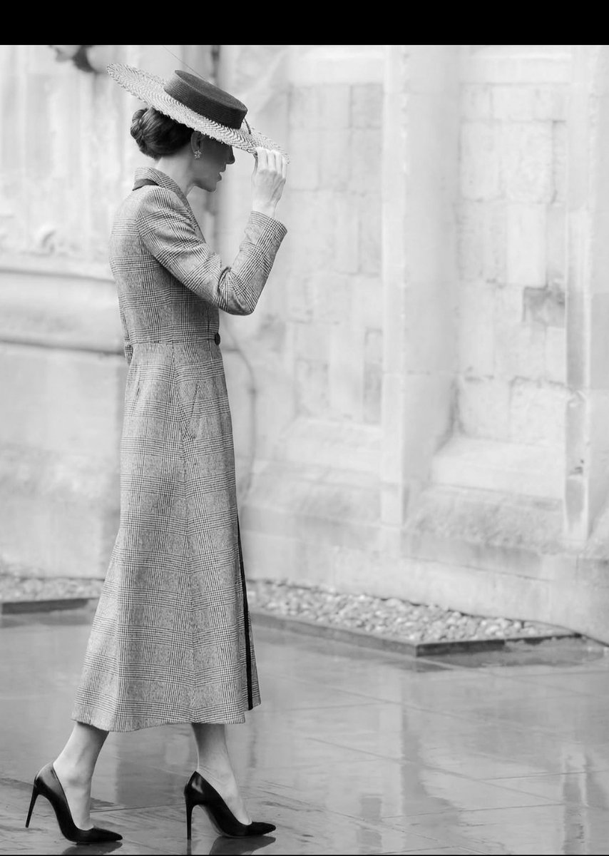 viv39047892's tweet image. We all have our favourite pic of Catherine, I cant deside ,but this one is so elegant, understated, demure, but so powerful....This lady makes me feel confident that the shite us uk residents are going through, may turn out ok .. beautiful Catherine 😍