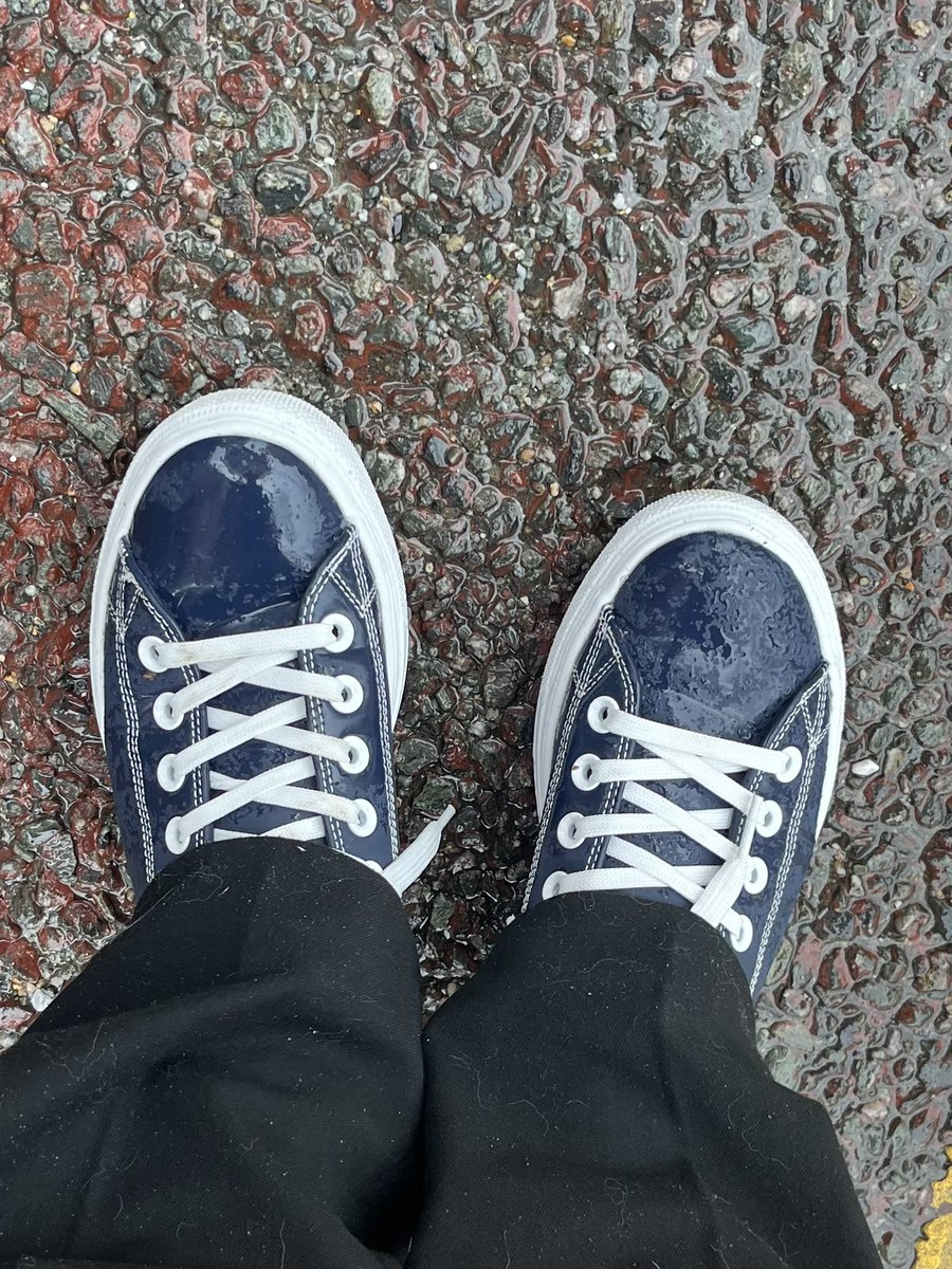 ワークマンオンラインストア／雨の日も、晴れの日も 水に濡れた路面