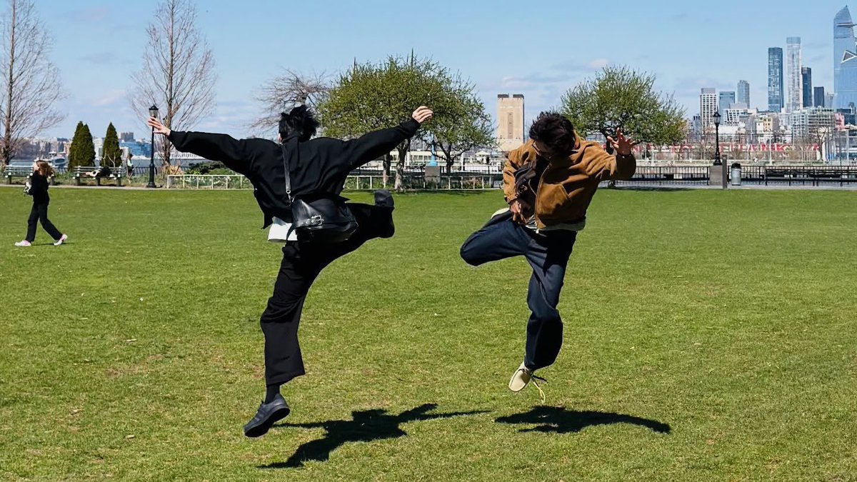 Se negaban a debutar sin el otro, fueron a audiciones juntos, sus familias los apoyaron tanto a uno como al otro, debutaron juntos bajo la misma empresa, mismo grupo, llevan +10 años de amistad, ellos son la definición de mejores amigos, los amo