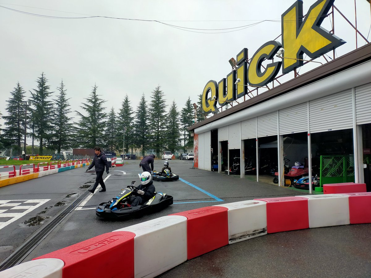 yumyumyuyuyu's tweet image. いつもお世話になっている、Limitさんで、購入させて頂いたNEW Shoes🥾
店員さんが素敵すぎて、いつもレース(もはや人生)の心得を教えて下さいます🙏
ぜひまた宜しくお願い致します🙇
limit-shop.co.jp

#Limit #OMP #QUICK羽生 #レーシングシューズ  #雨の日デビュー 笑