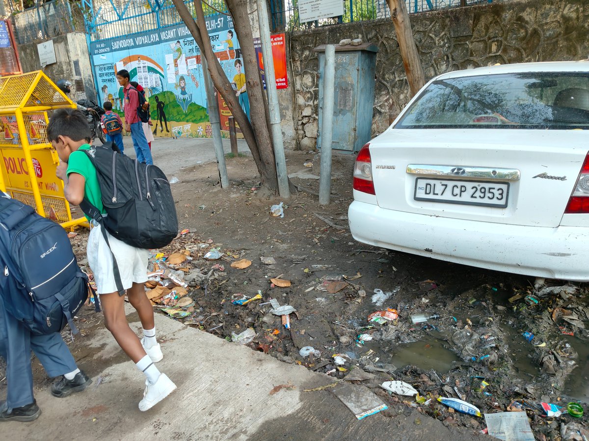 NewshoundPoonam's tweet photo. Good morning @MCD_Delhi, another reminder for you. Location-tagged photos of road leading up to five schools in Vasant Vihar as on today. See how children are walking through filth to get to their school entrances @CMODelhi @LtGovDelhi @p_sahibsingh. https://t.co/hrOGGe4UAy