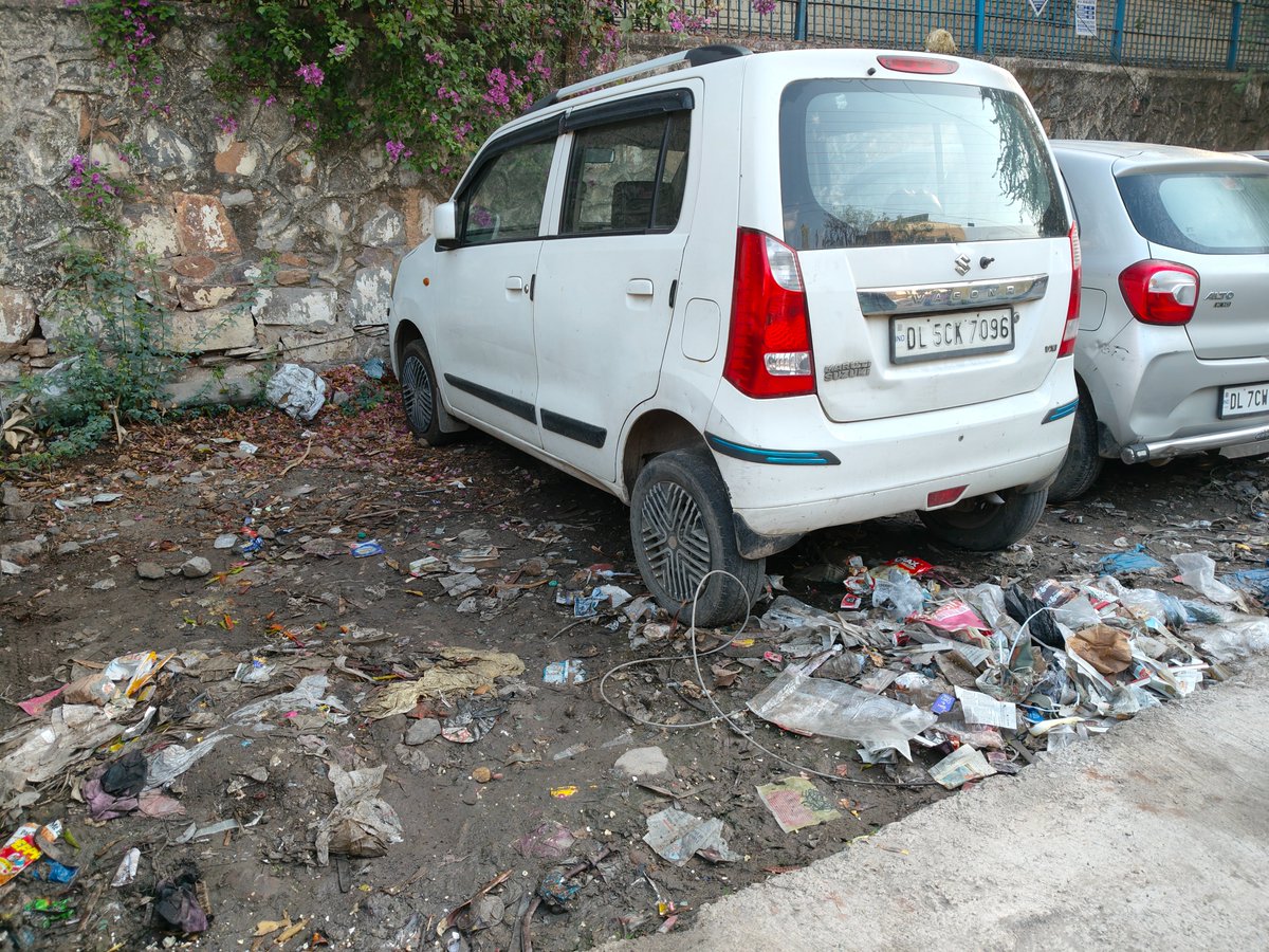 NewshoundPoonam's tweet photo. Good morning @MCD_Delhi, another reminder for you. Location-tagged photos of road leading up to five schools in Vasant Vihar as on today. See how children are walking through filth to get to their school entrances @CMODelhi @LtGovDelhi @p_sahibsingh. https://t.co/hrOGGe4UAy