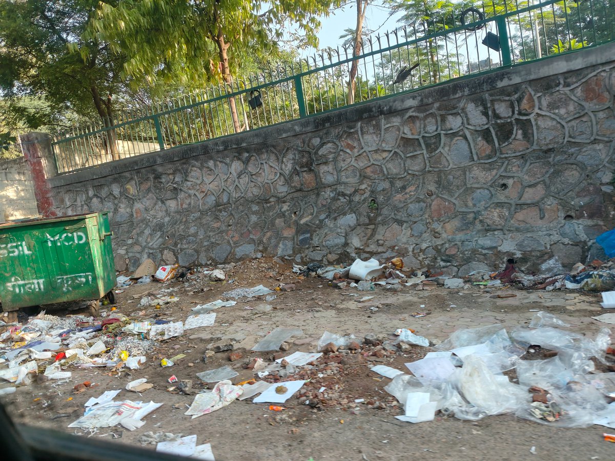 NewshoundPoonam's tweet photo. Good morning @MCD_Delhi, another reminder for you. Location-tagged photos of road leading up to five schools in Vasant Vihar as on today. See how children are walking through filth to get to their school entrances @CMODelhi @LtGovDelhi @p_sahibsingh. https://t.co/hrOGGe4UAy