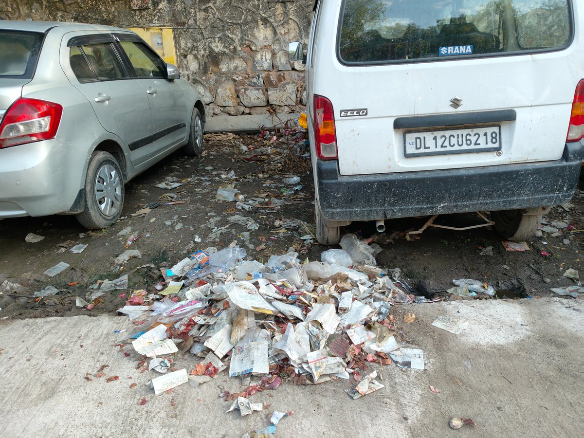 NewshoundPoonam's tweet photo. Good morning @MCD_Delhi, another reminder for you. Location-tagged photos of road leading up to five schools in Vasant Vihar as on today. See how children are walking through filth to get to their school entrances @CMODelhi @LtGovDelhi @p_sahibsingh. https://t.co/hrOGGe4UAy