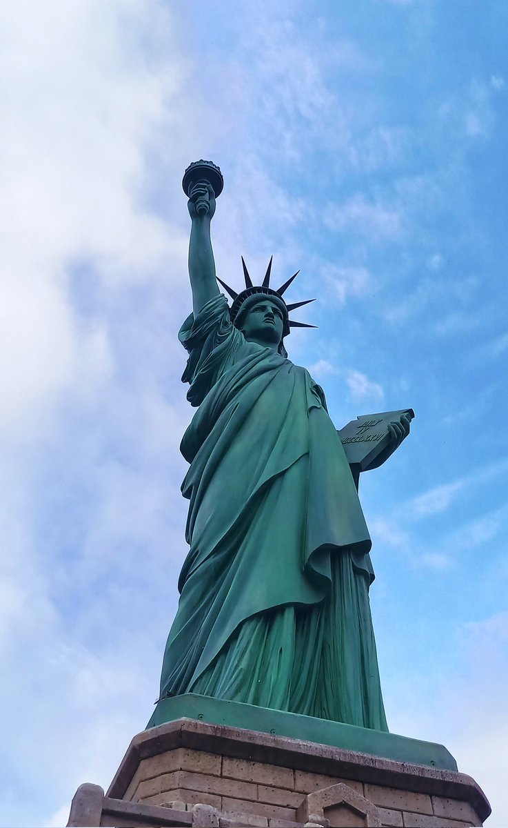 reptile_insect's tweet image. 現在港湾を水抜き清掃中！

座礁した船たちや、水がない時しか撮れない角度の写真です📷🌟

#東武ワールドスクウェア #ミニチュア #自由の女神 #海 #船