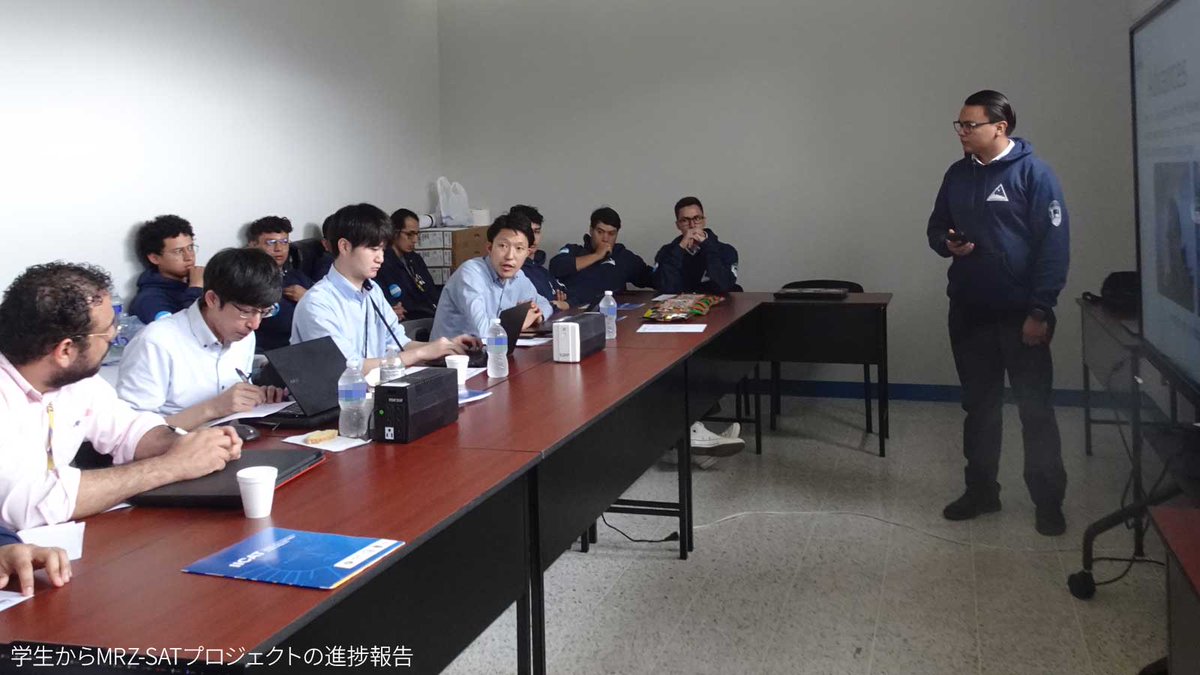 JAXA_Kiboriyo's tweet image. 🛰 出張レポート2️⃣｜#KiboCUBE #ホンジュラス
２日目は、MRZ-SAT開発の主役である学生たちからプロジェクトの進捗報告。どの発表からも「自分たちで衛星をつくる！」という熱量が伝わってきます！

#JAXA からは、有人宇宙活動や #きぼう利用、KiboCUBE の放出までの流れを紹介しました。