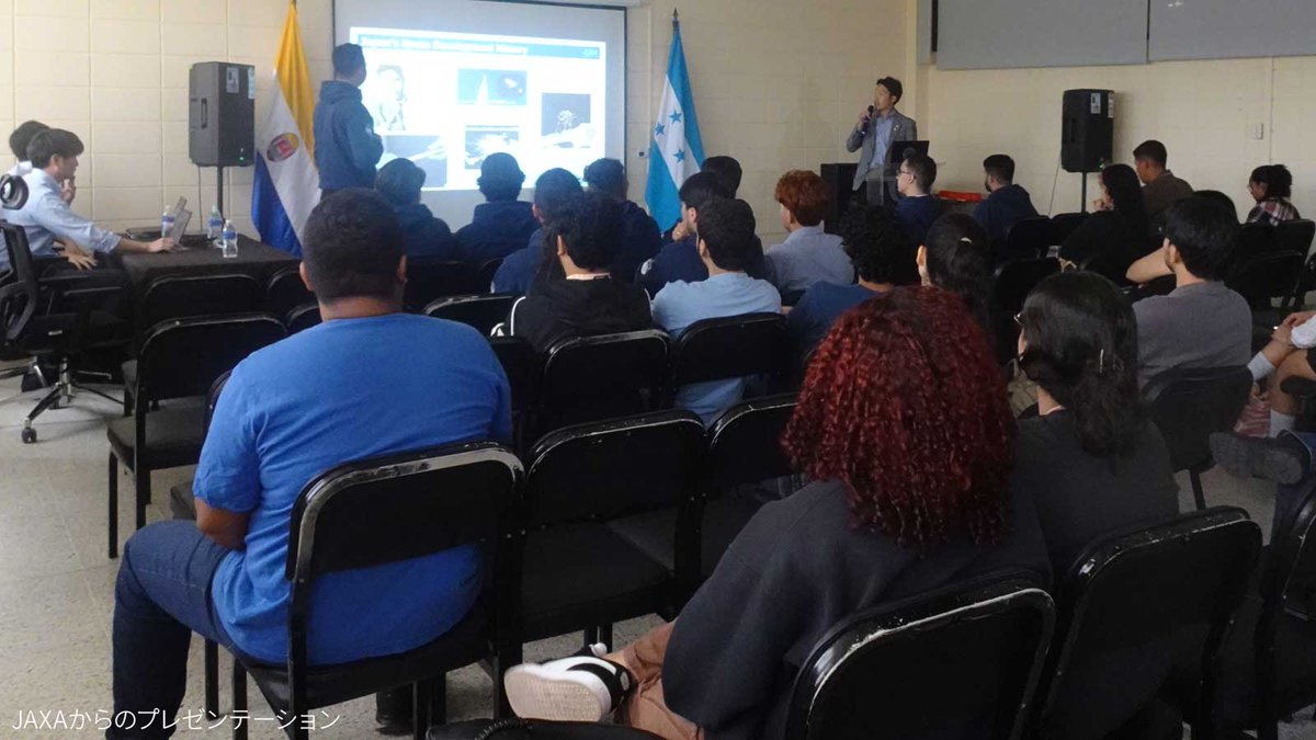 JAXA_Kiboriyo's tweet image. 🛰 出張レポート2️⃣｜#KiboCUBE #ホンジュラス
２日目は、MRZ-SAT開発の主役である学生たちからプロジェクトの進捗報告。どの発表からも「自分たちで衛星をつくる！」という熱量が伝わってきます！

#JAXA からは、有人宇宙活動や #きぼう利用、KiboCUBE の放出までの流れを紹介しました。