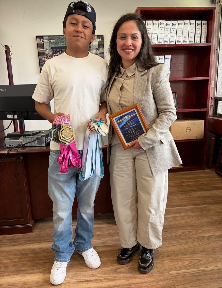 Hoy tuve una visita de honor en la oficina, donde recibí a Esdras Joseph Vigil García, un joven nadador que, en compañía de su hermano Nahum, me compartió con mucho orgullo sus medallas y reconocimientos en natación, por eso, me sumo a su esfuerzo, apoyándolo para que pueda