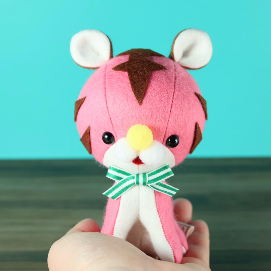 イロハペッツの新作、桃色トラちゃんが完成しました!　minneに出品しております😊
minne.com/@sumiresyugei
#ぬいぐるみ
#ぬい活
#ぬい撮り