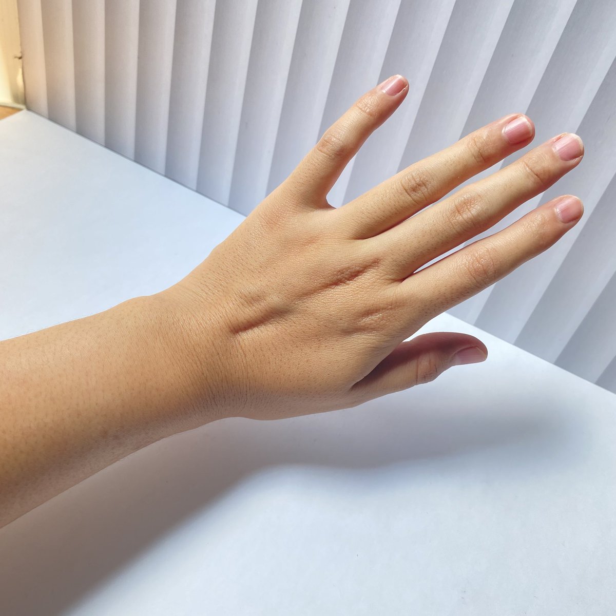 ludictionariz's tweet photo. Cara mencerahkan kulit secara instan:
Suntik putih ❌❌
Pake body serum yang ada tone upnya ✅✅

From this                                         To this! https://t.co/P8r56zPd03