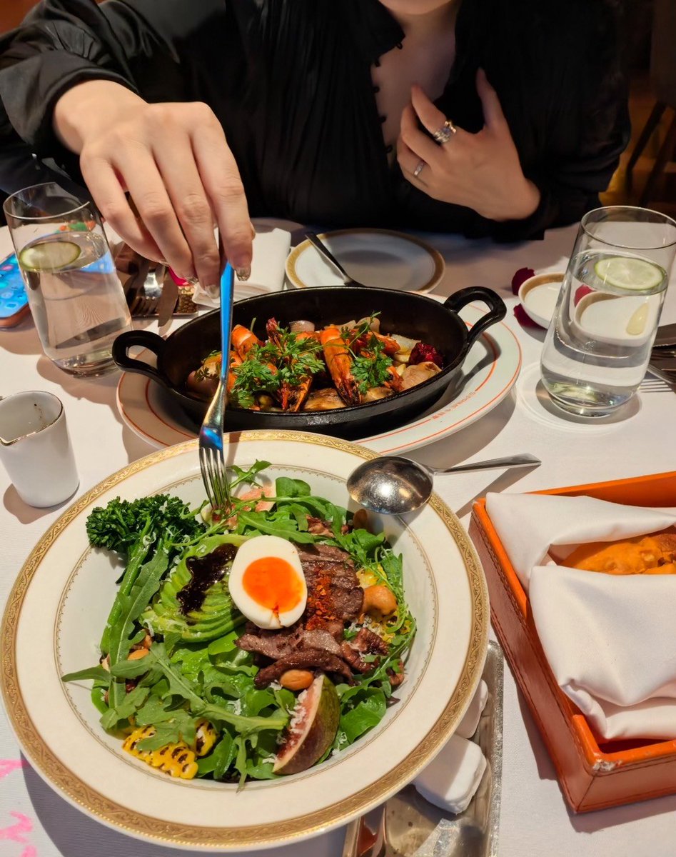 tracymax360's tweet photo. After a busy day, I treated my best friend to dinner. https://t.co/3EykxnMbOy