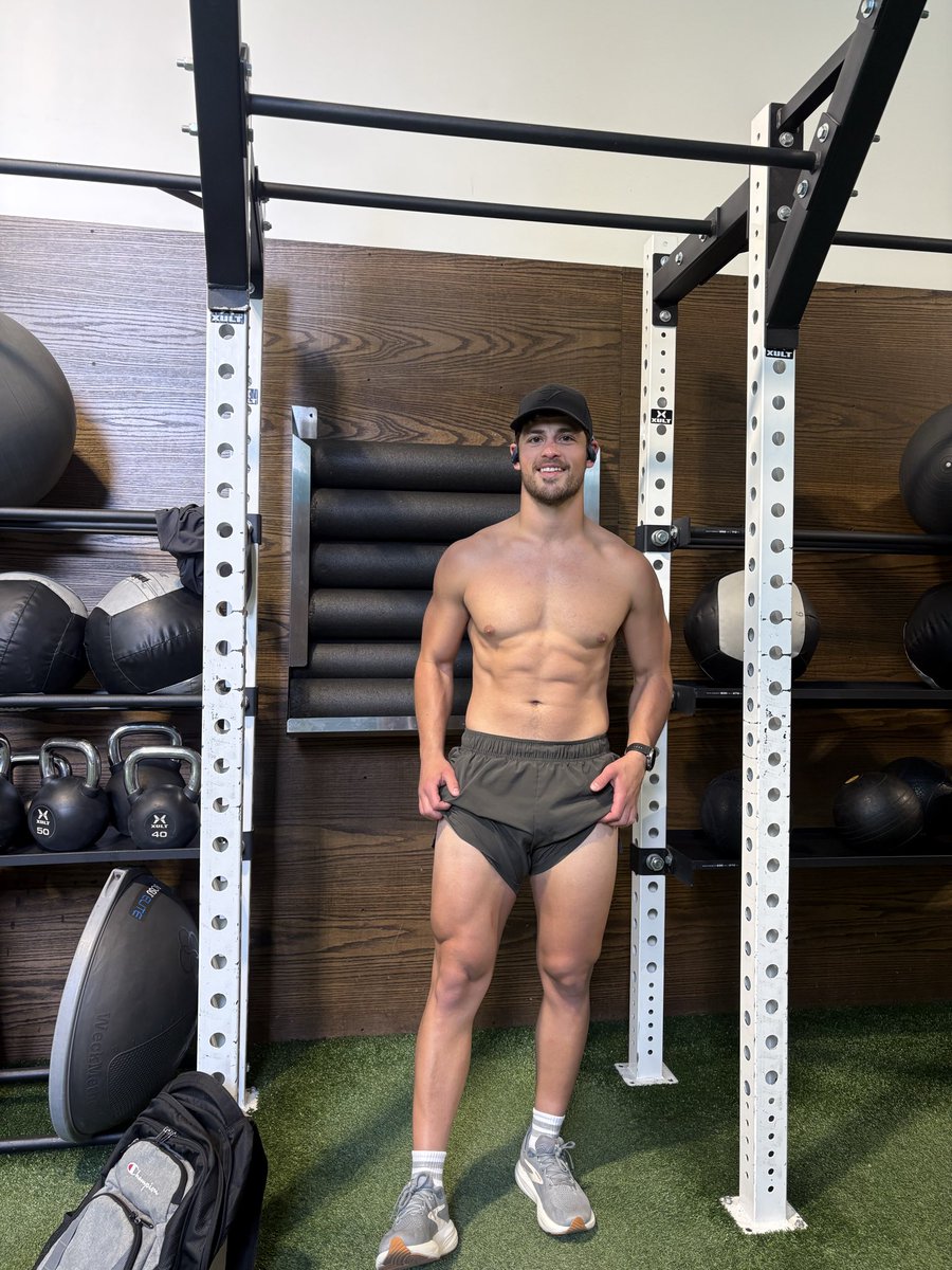 The whitest legs of all time 😂🥲