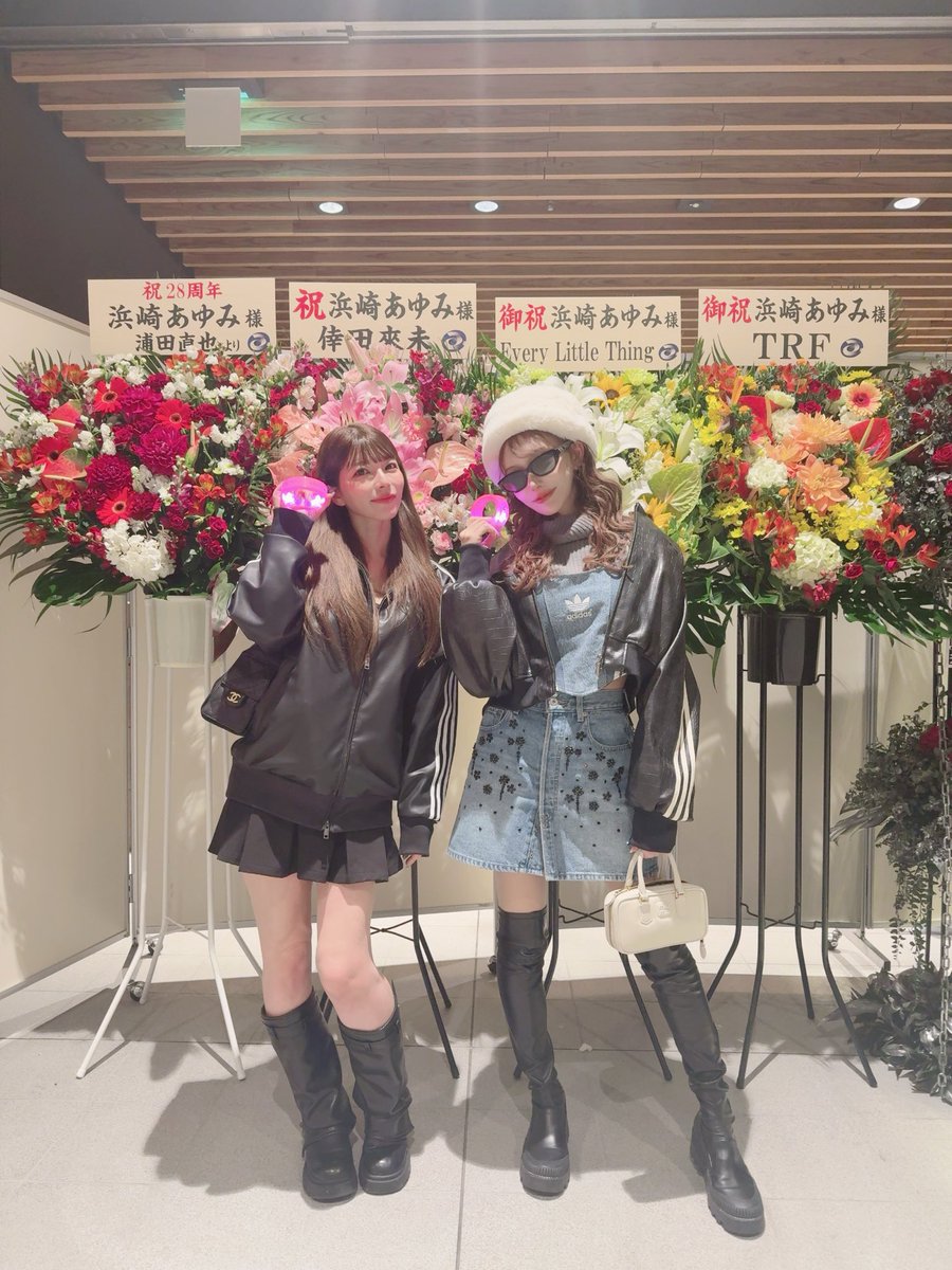 ai_uehara_ex's tweet photo. 貫いてる人ってかっこいいな😎
改めて✨
大好きなあゆのライブに
大好きなキララちゃんといったんだけど
私はずっと
あゆとキララちゃんって
いつでも自分を貫いてるとこが
似てるって思ってて
浜崎あゆみは28年間ずっと浜崎あゆみだし
明日花キララもずっと明日花キララだし
辛い時も��るだろに
いつでもキャラを崩さない軸がブ���てないとこがほんとにかっこいいなって思う🥺♡
これをキララちゃんに
ずっと熱弁してたw