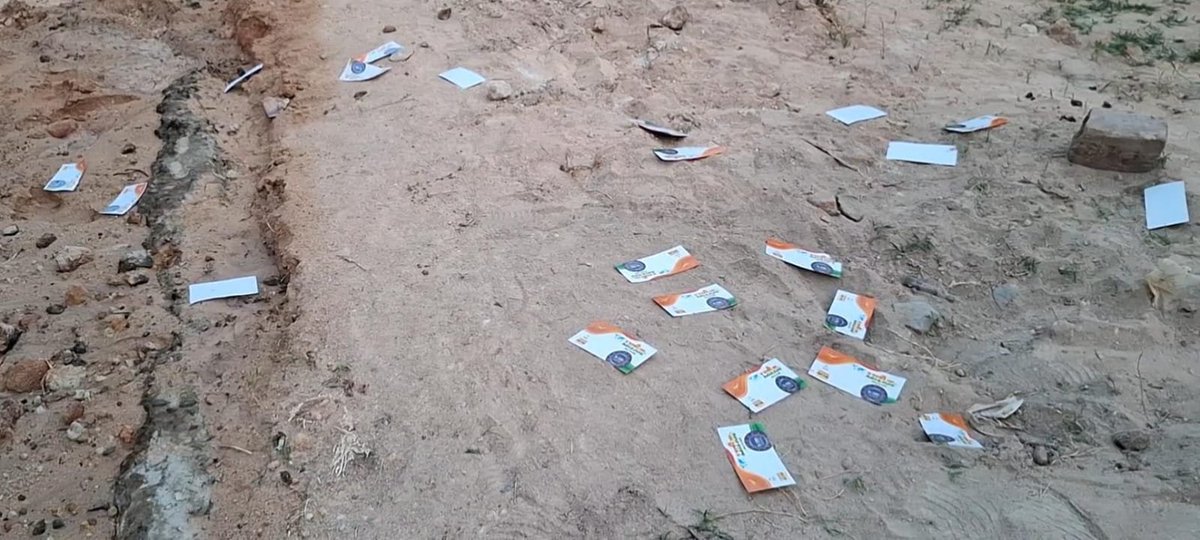 sunnewstamil's tweet image. #NewsUpdate | புதுச்சேரியில் வாக்குப்பதிவு தொடங்கிய நிலையில் பாகூர் பகுதியில் வாக்காளர்களுக்கு என்.ஆர்.காங்கிரஸ் கட்சியினர் டோக்கன் விநியோகம்

டோக்கன் விநியோகித்தவர்களை திமுக வேட்பாளரின் ஆதரவாளர்கள் விரட்டிப் பிடிக்க முயன்ற போது, அவற்றை கீழே போட்டுவிட்டு தப்பி ஓடியுள்ளனர். இது