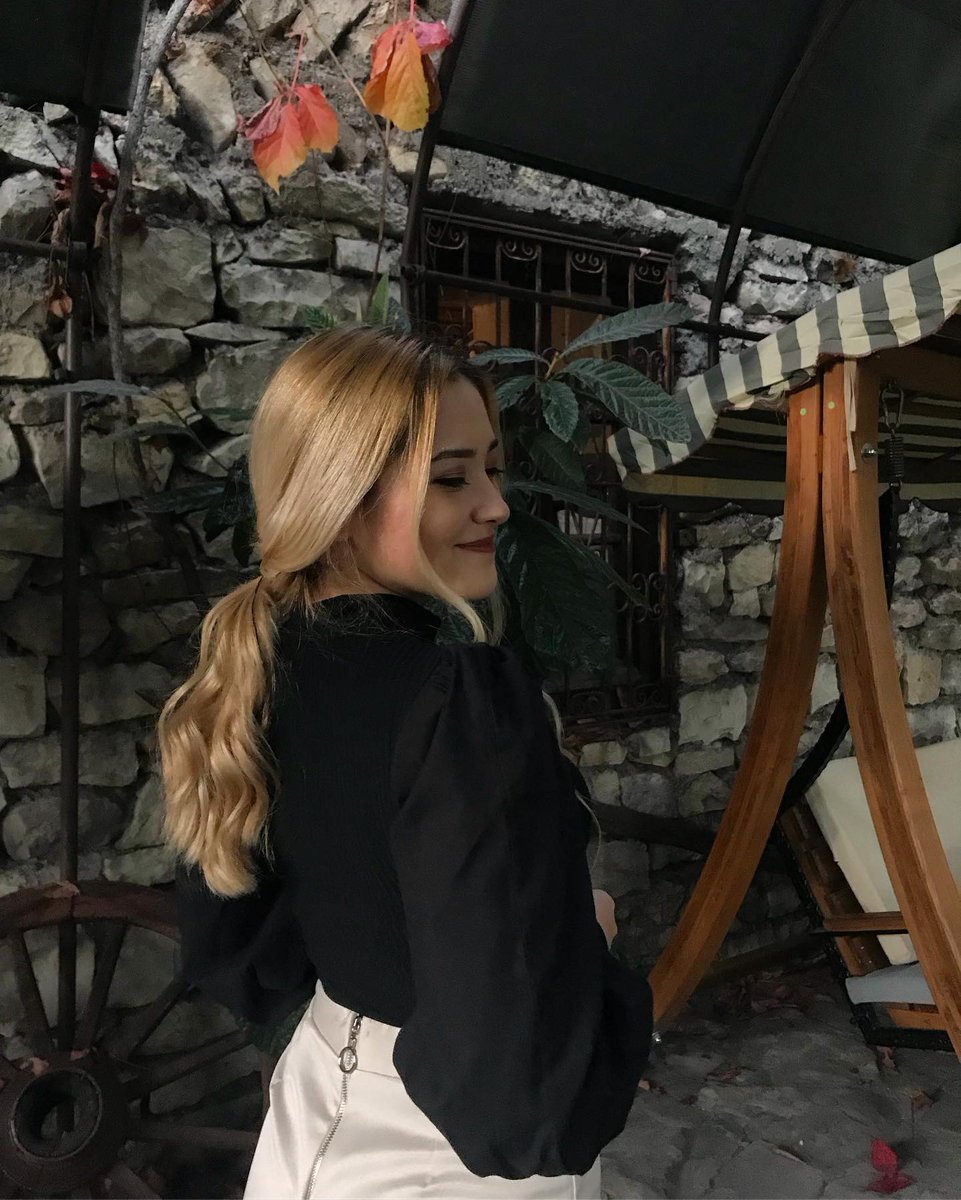 darianovaan's tweet image. Soft smile. Calm mind. Confident heart. 🍂✨
Sometimes the quiet moments shine the brightest.

#Confidence #SimpleBeauty #PeacefulVibes