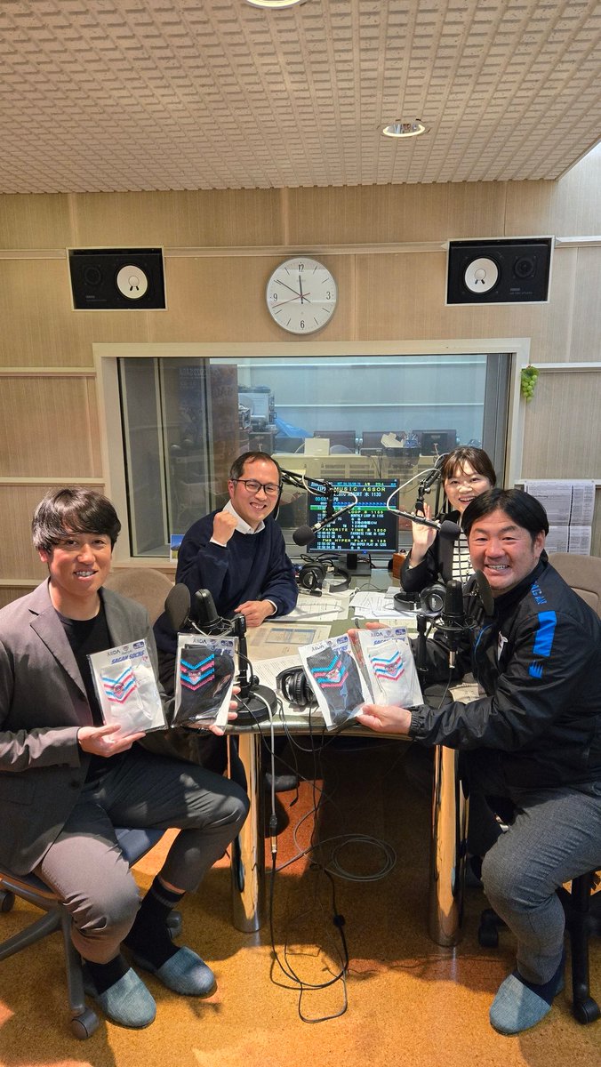 iida_socks's tweet photo. 今月のFM SAGA イイダ靴下のラジオ番組「イイダがイイんダ！」は、豪華版となっております。
明日10日12時30分～は、高橋義希さんにゲストとしてお越し頂いてイケボなトークを展開致します。
また翌週17日12時30分～は特別篇として10分拡大で100年史出版記念パーティーの模様をお届け致します。 https://t.co/env9ZEvpyM