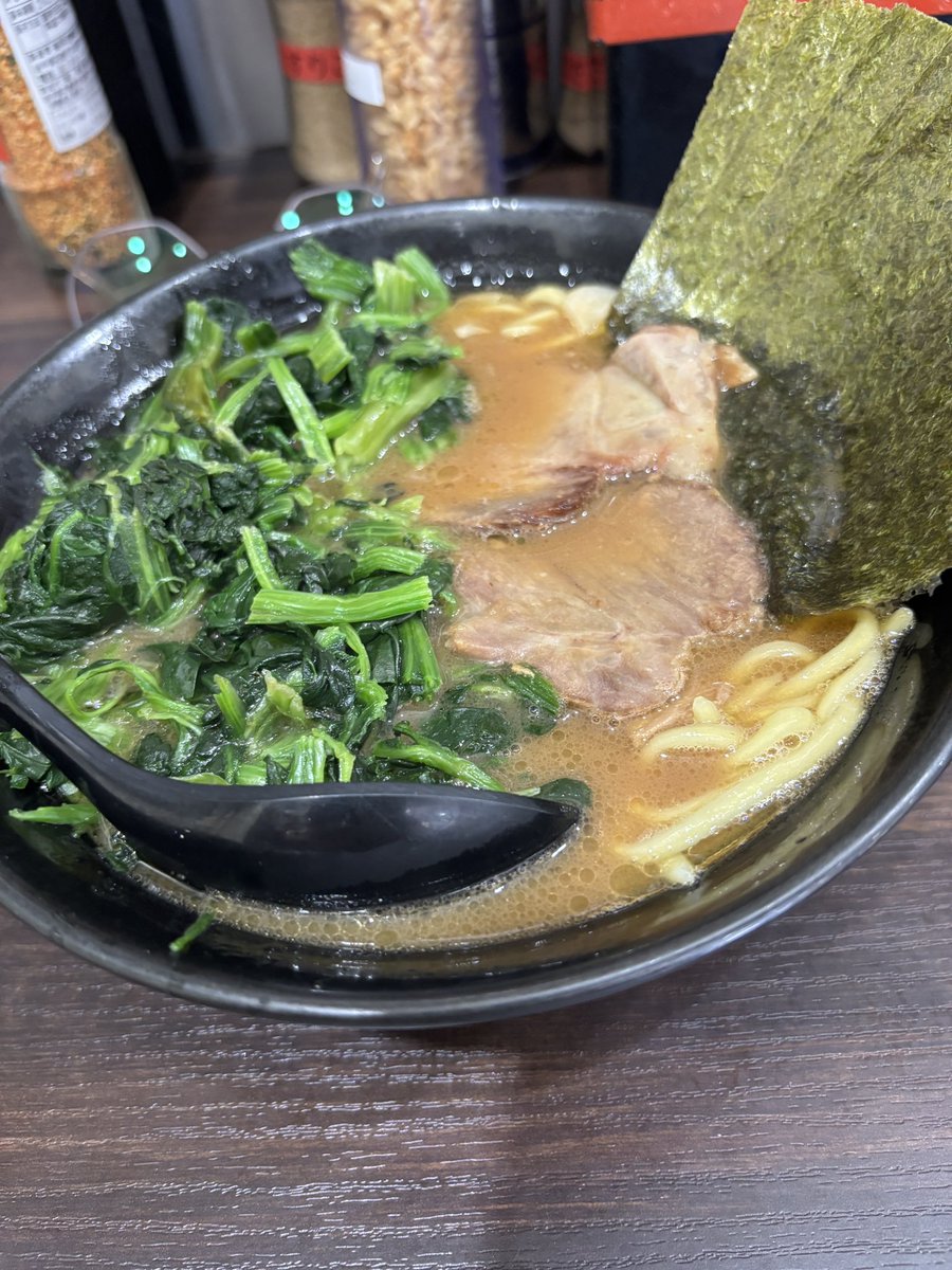 kwengso's tweet photo. 13杯目／365日
錦糸町にある老舗家系ラーメン
横浜家系ラーメン　家家家

久々に行って参りました。

ほうれん草ラーメン1,100円
ライス無料

最近の家系ラーメン屋さんは万人受けを狙ったマイルド系が多いけどここは本物でした。ガツンとくるスープ、そしてライス無料…
おすすめです🍜 https://t.co/6XadxkIZr7