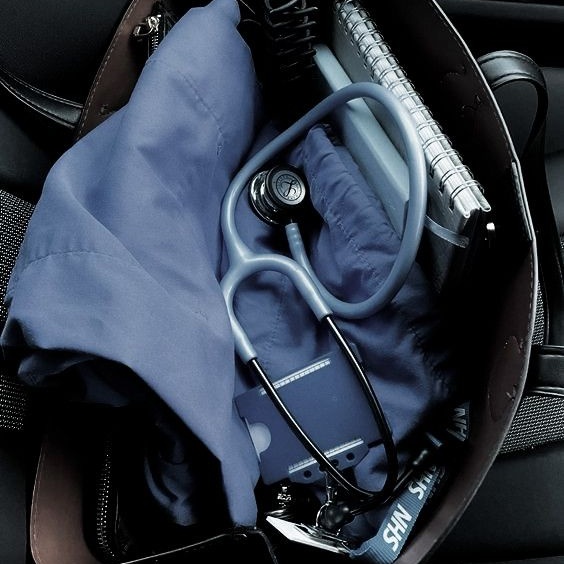 alldayville's tweet photo. #PondPhuwin au| Medicine  

Onde Pond é um médico conhecido por ser distante e frio e Phuwin é um paciente terminal que decide fazer de seus últimos meses de vida inesquecíveis mesmo que isso signifique bagunçar completamente a rotina (e o coração) do próprio médico. https://t.co/4UHSTqNiZj