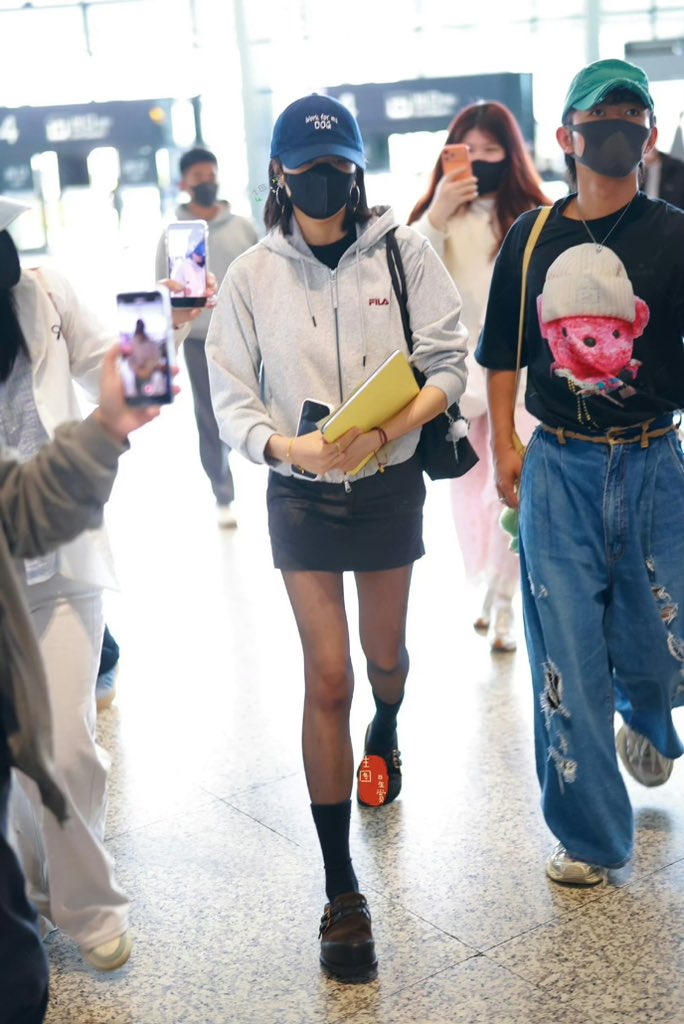 孙千 🖤 上海机场到达生图，黑丝大长腿 https://t.co/5pfPxyUhZ9