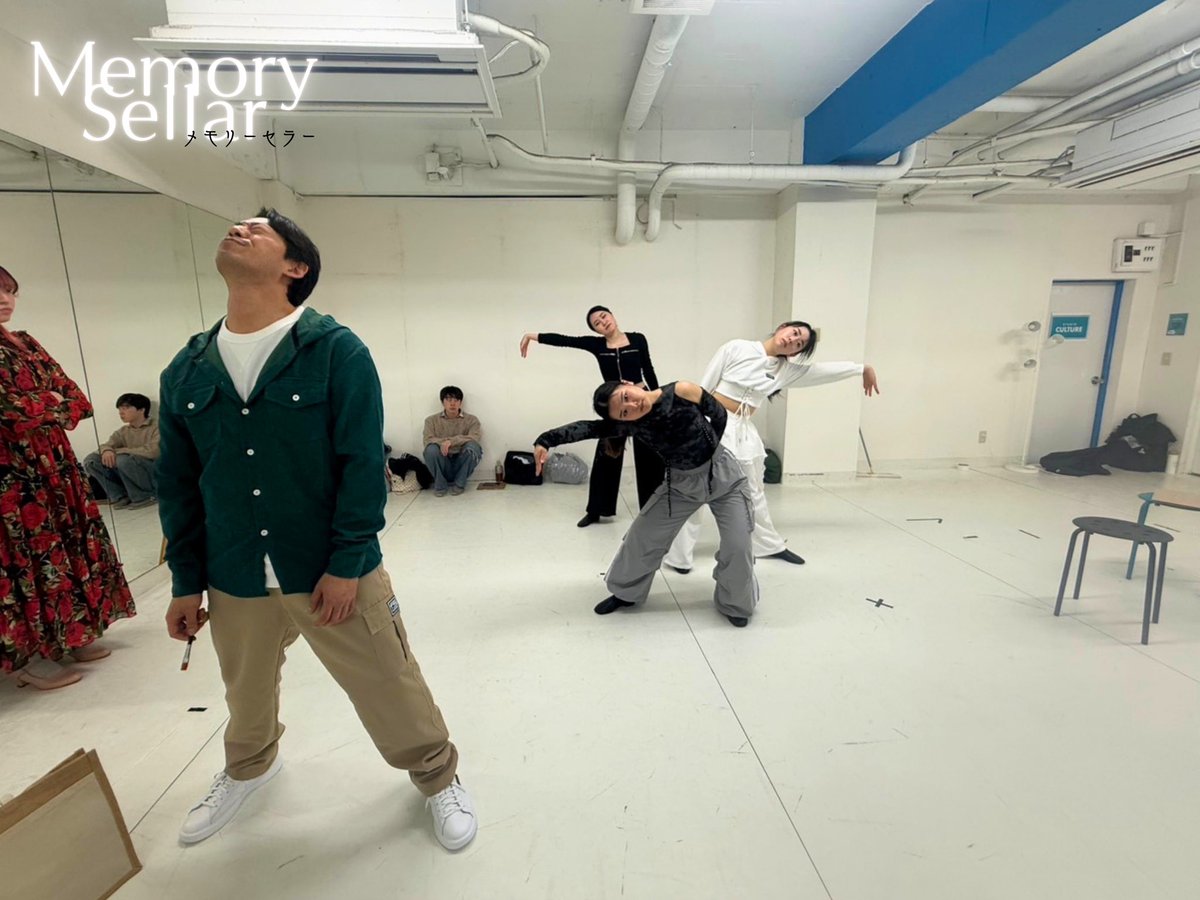 KCP_info's tweet photo. ◤『Memory Sellar』
4/8稽古レポート🗒️ ◢ 

広報です📢
(いつもと違う中の人です🤫)

Letterチームの稽古📖
昼から夕方までノンストップ！

今回は衣装をつけての通し稽古でした。

役者チームは
これでもかと台本を読み込んでから稽古に臨み、
それぞれの役と向き合っています。

本番が近づくにつれ、
一人一人も、作品としても、
完成度が上がってきております。

一部シーンでは、
見ているこちらもウルっとくるところがあったりなかったり、、🥹

ダンサーチームは
緩急のあるダンスで大事なシーンを
より盛り上げてくれます。

こんな素敵な作品を見ないなんて勿体無い！
是非劇場でご覧ください！✨

#メモセラ
#舞台
#公演情報
#観劇好き
#舞台好きな人と繋がりたい