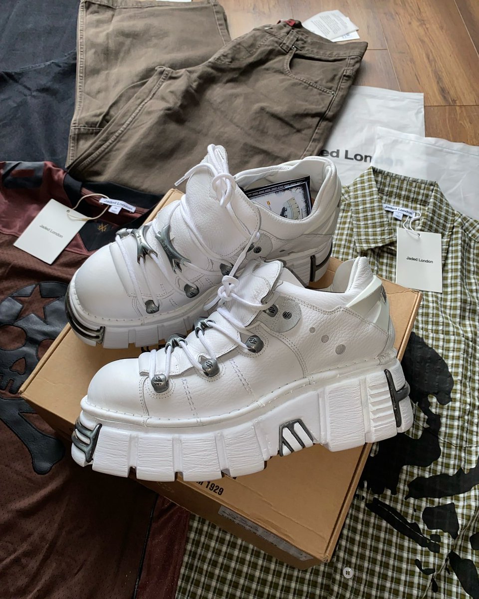 Spider_Rock_Web's tweet image. 🖤 M-106-S121 / 厚底スニーカー【NEW ROCK】 🖤

重厚なメタルプレート×ホワイトレザーのコントラストが際立つ、存在感MAXの一足。
約6cm超の厚底ソールでスタイルを底上げしつつ、ロック×ゴシックな足元を完成。

本革仕様ならではのタフさと高級感!

#NEWROCK #厚底スニーカー