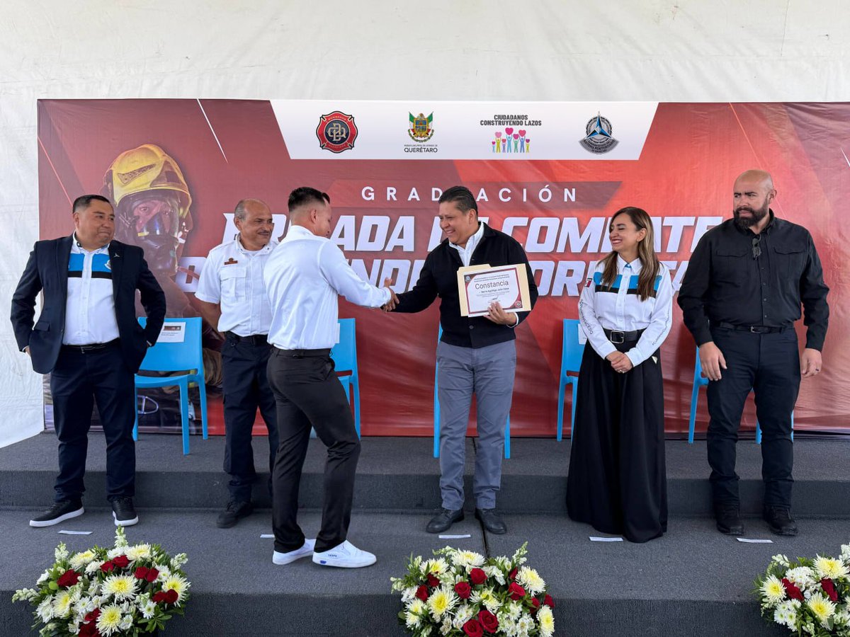 cespq_qro's tweet photo. Hoy se llevó a cabo la graduación de la Brigada de Combate de Incendios Forestales, con la entrega de constancias a las y los brigadistas que concluyeron su formación, en colaboración con H. Bomberos de Querétaro. 🚒🌲

Esta acción forma parte del programa Ciudadanos Construyendo Lazos, instruido por el gobernador Mauricio Kuri (@makugo): una estrategia de regreso a la comunidad que contribuye a la reconstrucción del tejido social, en la que se graduaron personas que han recuperado su libertad y personas privadas de la libertad, refrendando el compromiso con procesos de reinserción social con impacto positivo.🤝