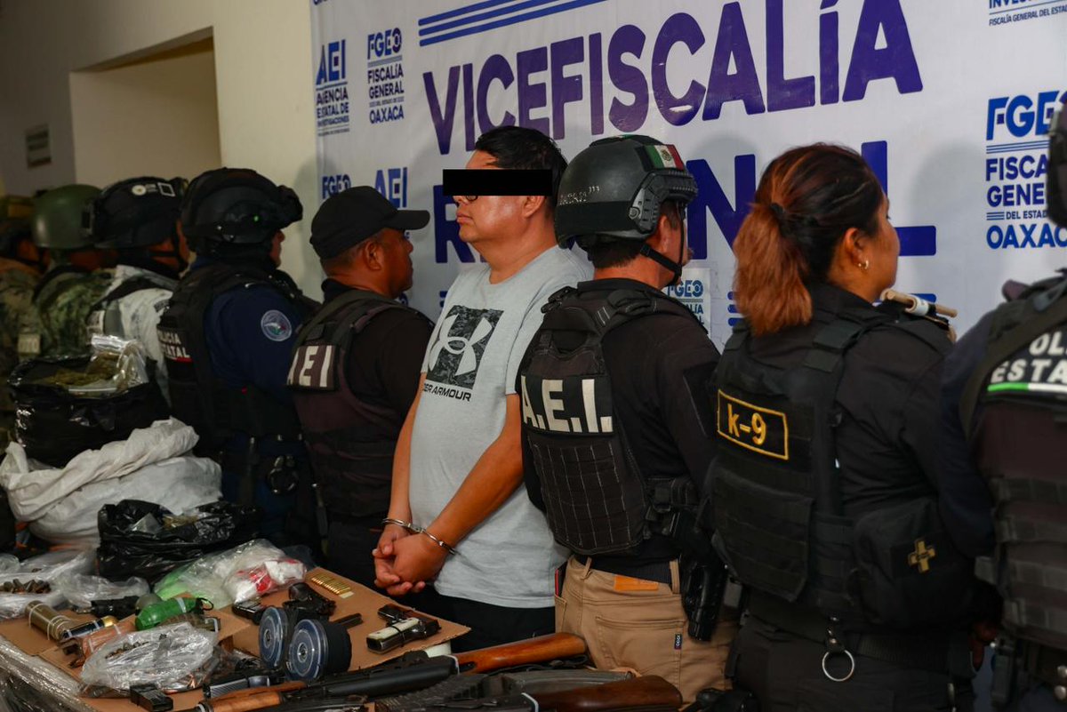 #Oaxaca | Detienen al presunto "jefe de plaza" en la zona de Ocotlán de Morelos del Cártel de Sinaloa; en el operativo decomisan drogas y un arsenal, entre ellos, un lanzagranadas 

👉 estado20.com/seguridad/deti…

<a href="/FISCALIA_GobOax/">Fiscalía General</a>